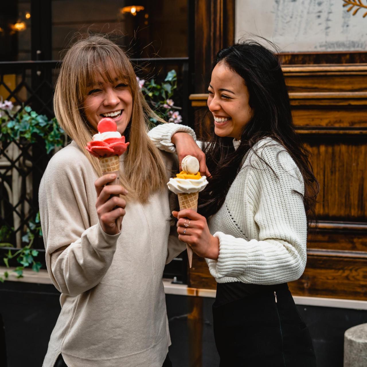 Dos mujeres compartiendo un helado